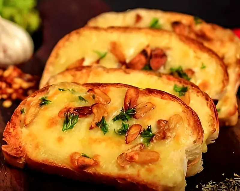 Chilly Cheese Garlic Bread